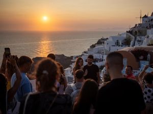 Menikmati Senja di Santorini