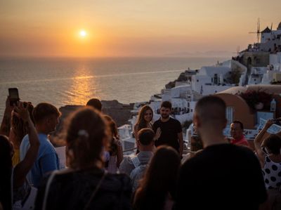 Menikmati Senja di Santorini