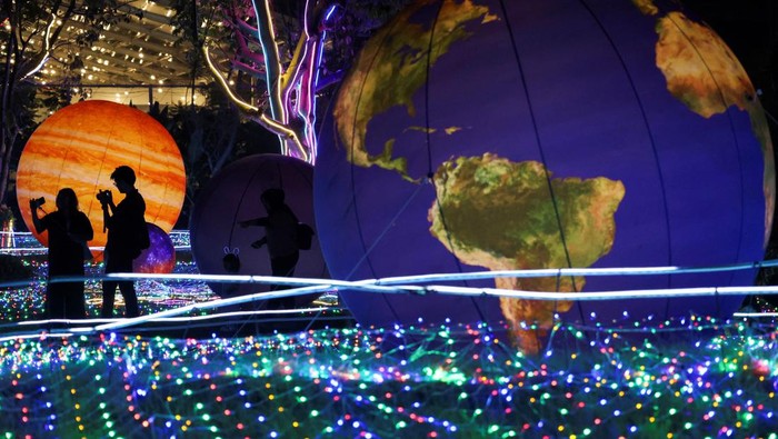 Menjelajahi 'Luar Angkasa' di Pameran Galactic Glow PVJ A view of the Galactic Glow playground with a galaxy theme at Paris Van Java Resort Lifestyle Place (PVJ) in Bandung, West Java province, Indonesia, July 20, 2024. REUTERS/Ajeng Dinar Ulfiana