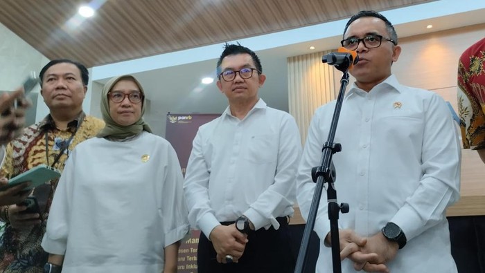 Menteri Pendayagunaan Aparatur Negara dan Reformasi Birokrasi (PANRB) Abdullah Azwar Anas merespons terkait pembukaan seleksi calon aparatur sipil negara (CASN) yang terus diundur.