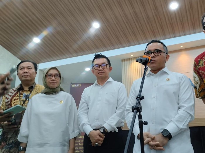 Menteri Pendayagunaan Aparatur Negara dan Reformasi Birokrasi (PANRB) Abdullah Azwar Anas merespons terkait pembukaan seleksi calon aparatur sipil negara (CASN) yang terus diundur.
