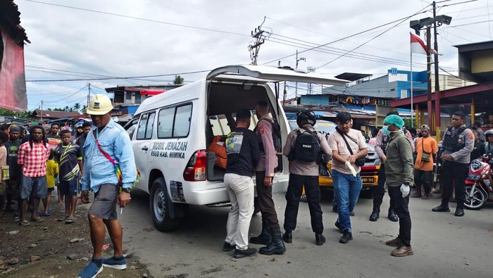 Dua kelompok pemuda di Kabupaten Mimika, Papua Tengah, terlibat bentrok usai pesta minuman keras (miras). Insiden itu menyebabkan seorang pemuda berinisial YWG tewas di lokasi.