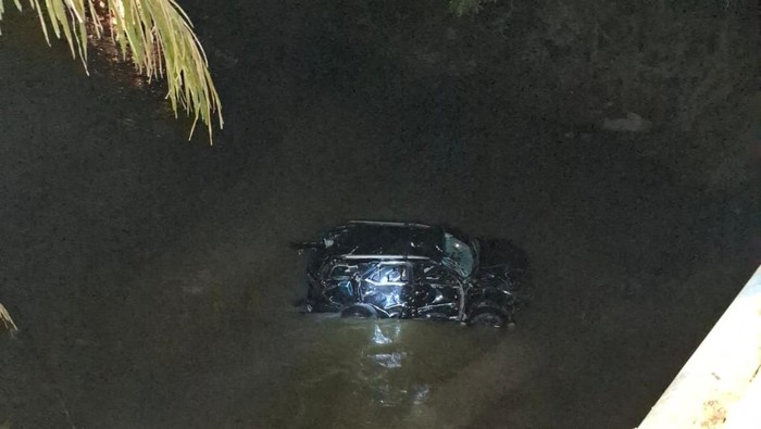 Minibus terjun bebas ke sungai di Muara Enim.