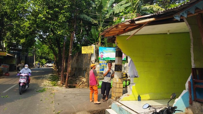 Mobil Boks Tersangkut di Pohon, lalu Tabrak Warung di Jaktim