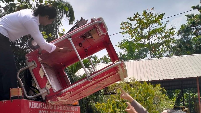Mobil crane Dinas PU Bandar Lampung mengalami kerusakan hingga sebabkan 2 pegawai jatuh.