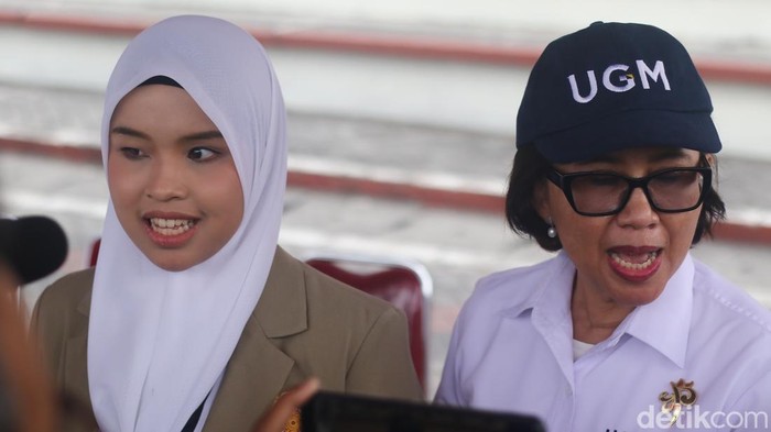 Momen Putri Ariani saat upacara penerimaan mahasiswa baru dan pembukaan Pionir Gadjah Mada 2024 di Lapangan Pancasila, UGM, Senin (29/7/2024).
