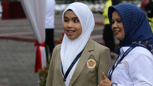 Momen Putri Ariani saat upacara penerimaan mahasiswa baru dan pembukaan Pionir Gadjah Mada 2024 di Lapangan Pancasila, UGM, Senin (29/7/2024).