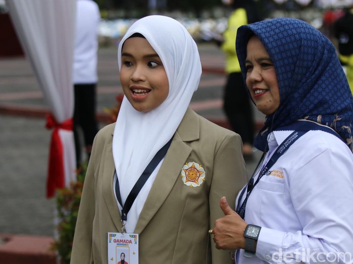 Momen Putri Ariani saat upacara penerimaan mahasiswa baru dan pembukaan Pionir Gadjah Mada 2024 di Lapangan Pancasila, UGM, Senin (29/7/2024).