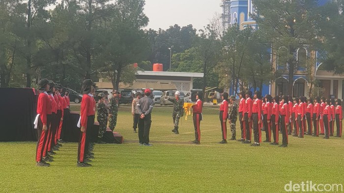 Calon Pasukan Pengibar Bendera Pusaka (Paskibraka) jalani latihan upacara dengan formasi 17-8-45, Sabtu (27/7/2024) di Taman Rekreasi Wiladatika, Cibubur, Depok.