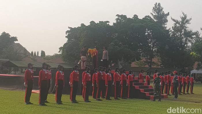 Calon Pasukan Pengibar Bendera Pusaka (Paskibraka) jalani latihan upacara dengan formasi 17-8-45, Sabtu (27/7/2024) di Taman Rekreasi Wiladatika, Cibubur, Depok.