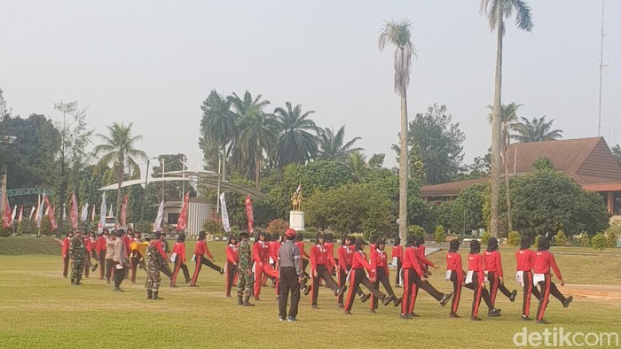 Calon Pasukan Pengibar Bendera Pusaka (Paskibraka) jalani latihan upacara dengan formasi 17-8-45, Sabtu (27/7/2024) di Taman Rekreasi Wiladatika, Cibubur, Depok.