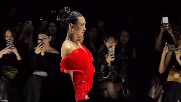 Naura Ayu jatuh di runway.