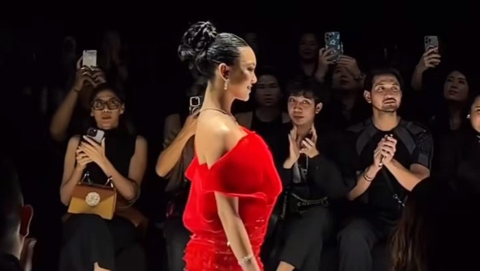 Naura Ayu jatuh di runway.