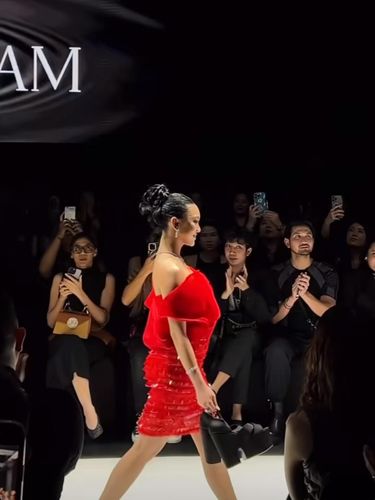 Naura Ayu jatuh di runway.