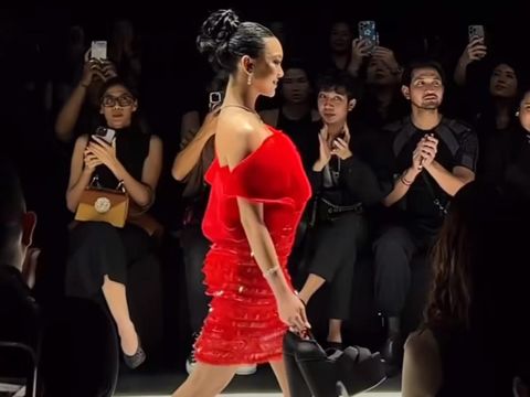 Naura Ayu jatuh di runway.