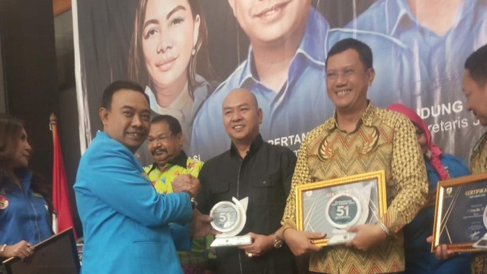 Nikson Nababan saat menerima penghargaan KNPI Award. (Dok. Istimewa)