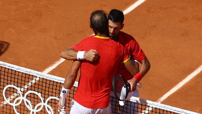 Paris 2024 Olympics - Tennis - Mens Singles Second Round - Roland-Garros Stadium, Paris, France - July 29, 2024. Novak Djokovic of Serbia and Rafael Nadal of Spain hug after their match. REUTERS/Kai Pfaffenbach