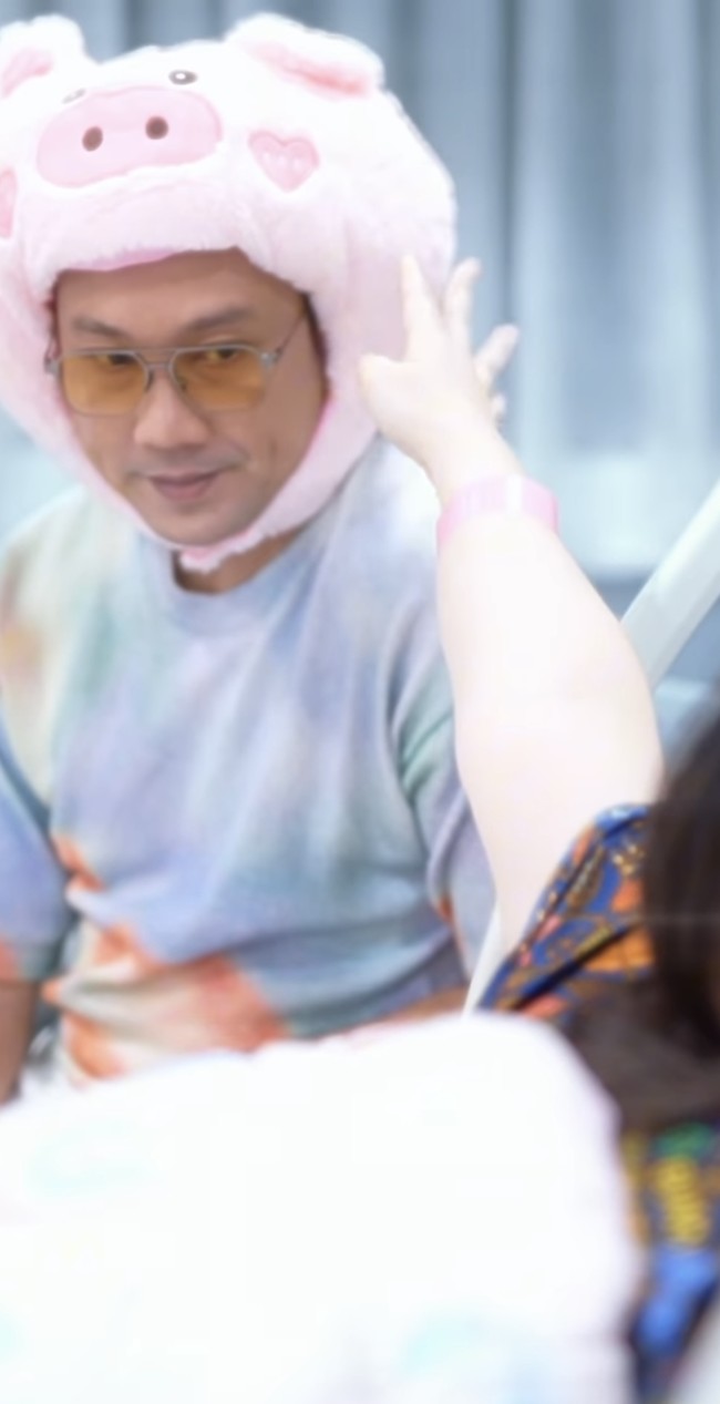 Agar sang istri tak merasa tegang, Denny juga tampak mencoba menghibur dengan mengenakan topi lucu berbentuk babi berwarna merah muda. Foto: Instagram/@sumargodenny