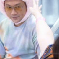 Agar sang istri tak merasa tegang, Denny juga tampak mencoba menghibur dengan mengenakan topi lucu berbentuk babi berwarna merah muda. Foto: Instagram/@sumargodenny