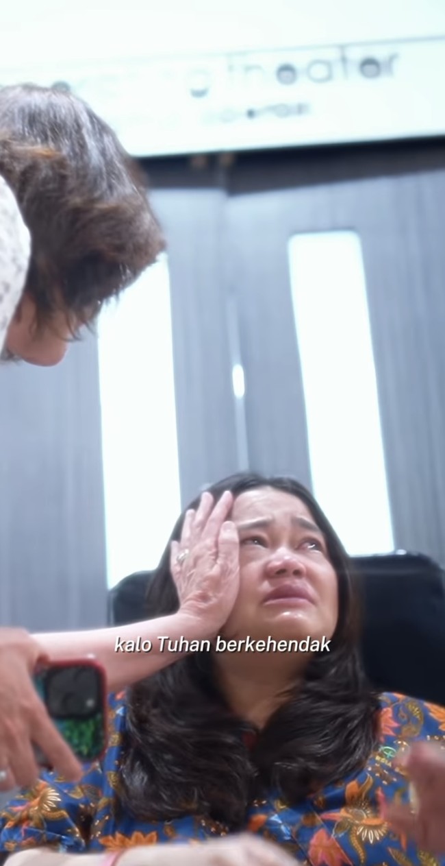 Jelang persalinannya, Olivia terlihat sempat tegang dan meneteskan air mata. Namun orang-orang terdekatnya mencoba menguatkan dirinya. Foto: Instagram/@sumargodenny