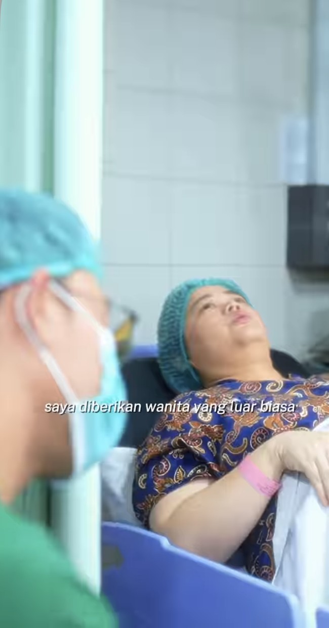 Denny Sumargo pun terus setia menemani sang istri selama proses persalinan. Dari foto terlihat Denny yang selalu berada di samping sang istri dan mencoba memberi semangat. Foto: Instagram/@sumargodenny