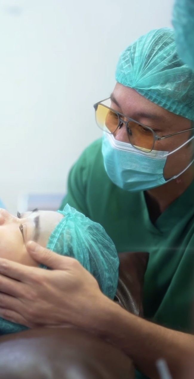 Hingga di ruang operasi, Denny juga tampak masuk dan menemani istrinya. Diketahui istri Denny Sumargo melahirkan putri pertama mereka di rumah sakit Bunda, Jakarta. Foto: Instagram/@sumargodenny