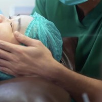 Hingga di ruang operasi, Denny juga tampak masuk dan menemani istrinya. Diketahui istri Denny Sumargo melahirkan putri pertama mereka di rumah sakit Bunda, Jakarta. Foto: Instagram/@sumargodenny