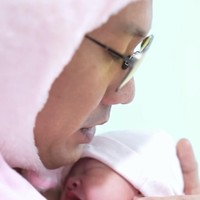 Meski menjadi ayah baru namun tampaknya Denny sudah siap. Sesaat setelah sang anak lahir, Denny pun langsung menggendong putri kecilnya itu. Foto: Instagram/@sumargodenny
