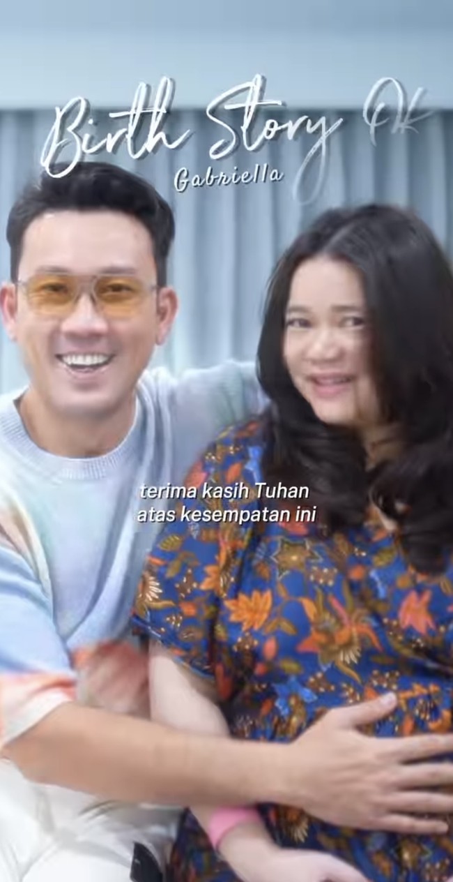 Pasangan Denny Sumargo dan Olivia Allan tengah berbahagia menyambut kehadiran putri pertama mereka pada Sabtu (27/7/24). Melalui unggahan di akun Instagram pribadi, Denny membagikan video momen persalinan sang istri. Foto: Instagram/@sumargodenny