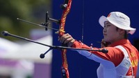 Di set pertama, trio Srikandi Indonesia memulai start dengan apik dengan sempat unggul di pertengahan set. Keunggulan tersebut tak dapat bertahan lama usai China mampu menyamakan kedudukan menjadi 54-54. Skor 1-1 mengakhiri set pertama. AP Photo/Rebecca Blackwell.