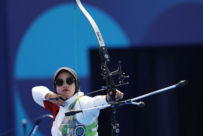 Paris 2024 Olympics - Archery - Womens Team Quarterfinals - Invalides, Paris, France - July 28, 2024. Syifa Nurafifah Kamal of Indonesia in action. REUTERS/Tingshu Wang