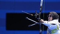 Tim panahan Indonesia yang terdiri dari Syifa Nur Afifah Kamal, Rezza Octavia dan Diananda Choirunisa dihentikan oleh tim China yang terdiri dari Yang Xiaolei, Li Jiaman dan An Qixuan dengan skor 1-5. AP Photo/Rebecca Blackwell.