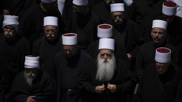 Para pendeta Druze menghadiri pemakaman sekitar 12 anak-anak dan remaja yang tewas dalam serangan roket di lapangan sepak bola di desa Majdal Shams, di Dataran Tinggi Golan yang dianeksasi Israel, Minggu, 28 Juli 2024. Ini adalah serangan paling mematikan terhadap target Israel di sepanjang perbatasan utara negara itu sejak pertempuran antara Israel dan kelompok militan Lebanon, Hizbullah, dimulai. (AP Photo/Leo Correa)
