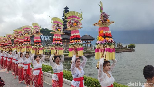 Parade Gebogan di DTW Ulun Danu Beratan Bedugul, Jumat (26/7/2024). (Ahmad Firizqi Irwan)