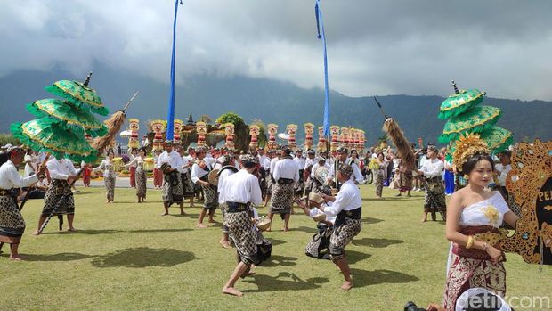 Parade Gebogan di DTW Ulun Danu Beratan Bedugul, Jumat (26/7/2024). (Ahmad Firizqi Irwan)