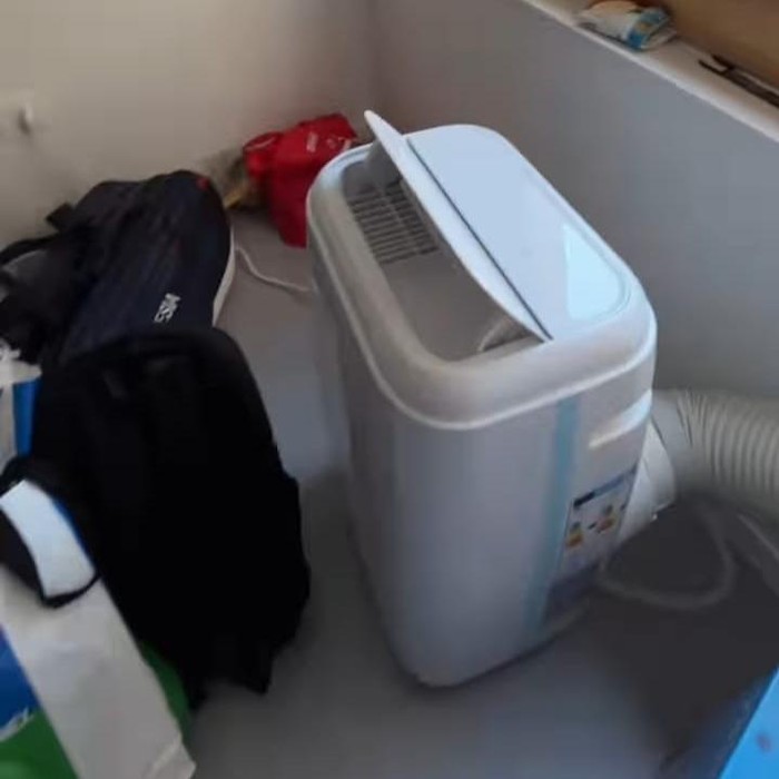 Pasang AC Portable di Kamar Atlet Indonesia di Desa Olimpiade Paris