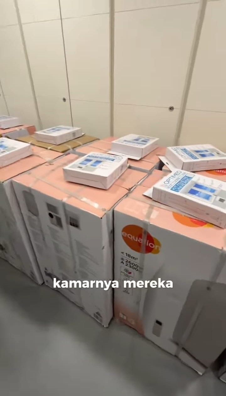Pasang AC Portable di Kamar Atlet Indonesia di Desa Olimpiade Paris