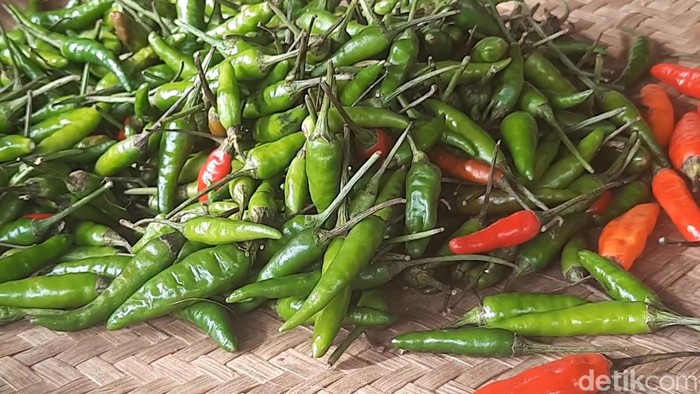 Pedagang di Pasar Cikurubuk Jajakan Cabai Domba Senin (29/7/24).