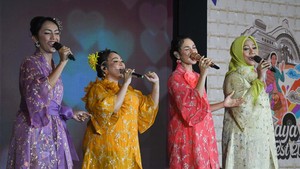 Lagu karya Rieka Roslan tersebut menggambarkan pesona budaya Indonesia melalui kebaya sebagai busana yang menggambarkan ciri khas serta karakter wanita Indonesia.  