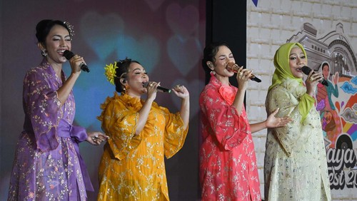 Penyanyi Nina Tamam (kiri), Rieka Roslan (kedua kiri), Andien (kedua kanan), dan Iga Mawarni (kanan) yang tergabung dalam grup 5 Wanita menyanyikan lagu baru mereka, Kebaya Indonesia dalam acara Kebaya Wicara di Pos Bloc, Jakarta, Minggu (28/7/2024). Lagu karya Rieka Roslan tersebut menggambarkan pesona budaya Indonesia melalui kebaya sebagai busana yang menggambarkan ciri khas serta karakter wanita Indonesia. ANTARA FOTO/Aditya Pradana Putra/Spt.