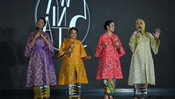 Penyanyi Nina Tamam (kiri), Rieka Roslan (kedua kiri), Andien (kedua kanan), dan Iga Mawarni (kanan) yang tergabung dalam grup 5 Wanita menyanyikan lagu baru mereka, Kebaya Indonesia dalam acara Kebaya Wicara di Pos Bloc, Jakarta, Minggu (28/7/2024). Lagu karya Rieka Roslan tersebut menggambarkan pesona budaya Indonesia melalui kebaya sebagai busana yang menggambarkan ciri khas serta karakter wanita Indonesia. ANTARA FOTO/Aditya Pradana Putra/Spt.
