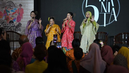 Penyanyi Nina Tamam (kiri), Rieka Roslan (kedua kiri), Andien (kedua kanan), dan Iga Mawarni (kanan) yang tergabung dalam grup 5 Wanita menyanyikan lagu baru mereka, Kebaya Indonesia dalam acara Kebaya Wicara di Pos Bloc, Jakarta, Minggu (28/7/2024). Lagu karya Rieka Roslan tersebut menggambarkan pesona budaya Indonesia melalui kebaya sebagai busana yang menggambarkan ciri khas serta karakter wanita Indonesia. ANTARA FOTO/Aditya Pradana Putra/Spt.