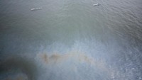 Pemandangan tumpahan minyak di perairan lepas pantai Teluk Manila setelah sebuah kapal tanker berbendera Filipina yang membawa 1,4 juta liter bahan bakar minyak (BBM) industri terbalik dan tenggelam, di Pamarawan, Malolos, Filipina, Senin (29/7/2024).