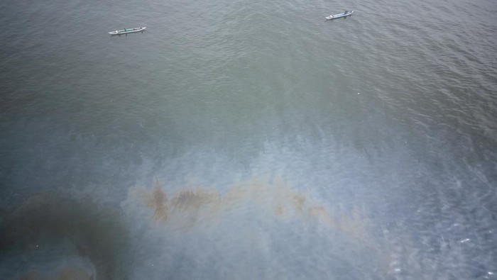 Pemandangan Tumpahan Minyak Kapal Tanker di Perairan Lepas Teluk Manila Tumpahan minyak terlihat di perairan lepas pantai Teluk Manila, Filipina. Hal itu dikarenakan sebelumnya sebuah kapal tanker tenggelam di Teluk Manila.