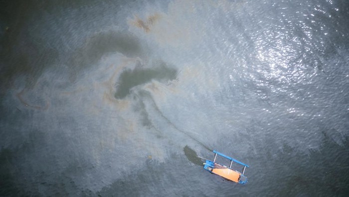 Tumpahan minyak terlihat di perairan lepas pantai Teluk Manila, Filipina. Hal itu dikarenakan sebelumnya sebuah kapal tanker tenggelam di Teluk Manila.