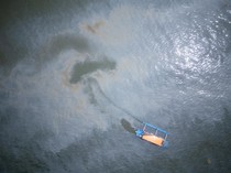 Pemandangan Tumpahan Minyak Kapal Tanker di Teluk Manila