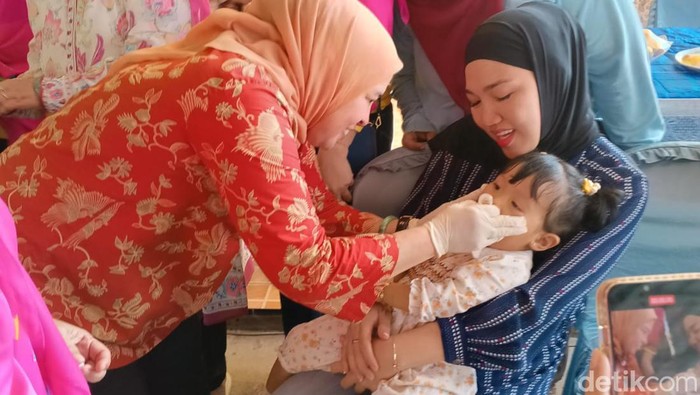 Pemberian imunisasi pada anak di Palembang.