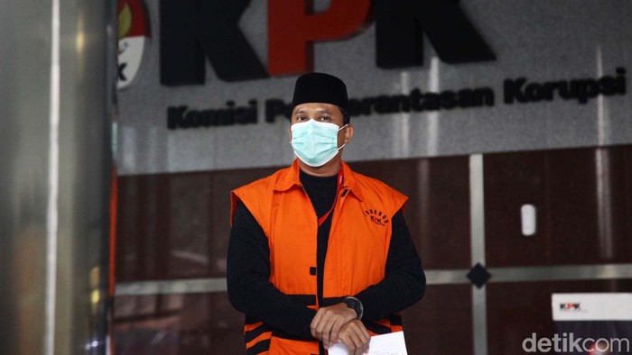 Pemeriksaan Gus Mudhlor Bupati nonaktif Sidoarjo, Jawa Timur Ahmad Muhdlor Ali meninggalkan Gedung Merah Putih KPK, Jakarta, Senin (29/7/2024). Ahmad Muhdlor Ali kembali menjalani pemeriksaan lanjutan terkait kasus dugaan korupsi pemotongan insentif ASN di lingkungan Badan Pelayanan Pajak Daerah (BPPD) Kabupaten Sidoarjo, Jawa Timur.