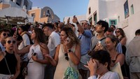 Ledakan pariwisata Santorini bergema di seluruh Yunani. Data menunjukkan pendapatan pariwisata nasional naik 16% dalam lima bulan pertama tahun ini, dan tahun 2024 diperkirakan akan melampaui rekor tahun lalu sebanyak 33 juta kedatangan.