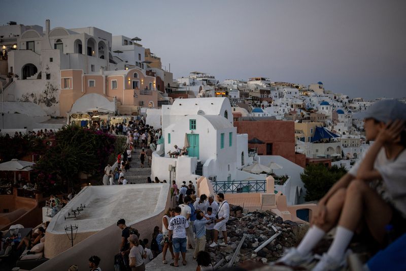 Tourists wait to view Santorini's famed sunset, on Santorini, Greece, July 25, 2024. REUTERS/Alkis Konstantinidis